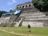 MARSELLA Y CRISTO FERNANDO. Visitando la zona arqueológica de Chichén itzá. Yucatán, México.