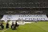 Una camiseta blanca gigante y el número 9 de Di Stéfano a la espalda decoró el centro del campo.