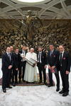 Francisco levantó el enorme trofeo con ambas manos al final de una audiencia pública en el Vaticano.