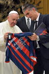 El pontífice recibió camisetas del club de sus amores, y se entretuvo varios minutos con los miembros de la comitiva.