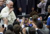 La visita se dio en la audiencia semanal del Papa Francisco en el interior del Aula Nervi en el Vaticano.
