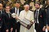 Francisco levantó el enorme trofeo con ambas manos al final de una audiencia pública en el Vaticano.