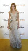 La modelo estadounidense Hilary Rhoda recaudó 5 millones de dólares.