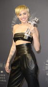 Miley Cyrus se llevó el premio más codiciado de la noche, el de Video del Año por Wrecking Ball.