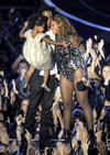 La actuación de Beyoncé  terminó con la cantante llorando junto a su esposo y su hija en el escenario, en medio de rumores sobre su matrimonio.
