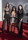 Las Kardashian posaron juntas a su llegada a los VMAs 2014.