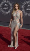 Jennifer Lopez lució deslumbrante a su llegada a la alfombra roja.