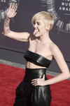 Miley Cyrus llegó con un atuendo negro a la premiación y no tardó en sacar la lengua.