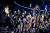 A pesar de caer derrotada por Miley Cyrus en la categoría de Mejor Video del Año, la cantante Beyoncé se llevó la noche de los premios MTV a lo mejor de la música con una gran actuación.