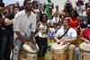Ricky Martin bailó La Bomba con los estudiantes del Centro TAU en Loaíza en la inauguración del centro.