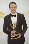 El astro de The Big Bang Theory Jim Parsons fue coronado mejor actor en una serie de comedia por cuarta ocasión, lo que lo colocó en la misma liga de Kelsey Grammer y Michael J. Fox, los máximos ganadores en el rubro.