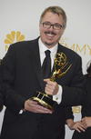 Vince Gilligan posó con el premio a mejor serie de drama por 'Breaking Bad' durante la ceremonia 66 edición de los premios Emmy.