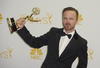 Vince Gilligan posó con el premio a mejor serie de drama por 'Breaking Bad' durante la ceremonia 66 edición de los premios Emmy.