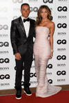 El piloto Lewis Hamilton y la cantante Nicole Scherzinger posaron a su llegada a la gala.