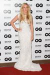 La cantante Ellie Goulding optó por un elegante vestido blanco.