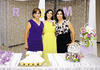La festejada con las anfitrionas de su despedida: Norma Quiroz de Ramí­rez y Bertha Muñoz de Uribe.