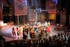 La pieza teatral Mentiras, el musical celebró en medio de música, alegría y efusividad del público dos mil representaciones, por lo que el productor, Morris Gilbert, señaló que ante tal “acontecimiento histórico” las madrinas de lujo sólo podrían ser Ilse, Ivonne y Mimí.