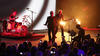 La banda U2 hizo una aparición sorpresa en el evento al irrumpir en el escenario para contagiar con su música a los presentes.