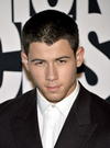 El cantante Nick Jonas desfiló elegante por la alfombra roja del Fashion Show.