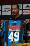 Desde muy temprano, el salón de un conocido hotel de Polanco, donde se llevó a acabo la presentación, fue literalmente tomado por la prensa para captar las imágenes y las declaraciones del astro brasileño previo a su debut en el balompié nacional.