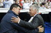 Carlo Ancelotti  y  Germán 'Mono' Burgos se saludaron antes del encuentro.