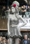 La cantante Amy Winehouse recibió el domingo un homenaje en el día en que habría cumplido 31 años, con la develación de una estatua de tamaño real en su amado barrio de Camden Town, en el norte de Londres.
