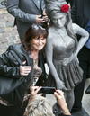 La develación de la estatua atrajo a decenas de fans de la cantante que ya posaron a su lado.