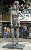 Distintos fanáticos si dieron cita en el lugar para ser los primeros en ver la estatua de Amy.