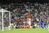 Para la media hora, el galés Gareth Bale, habilitado por el croata Luka Modric, superó en el mano a mano al arquero Tomás Vaclik para el 2-0.