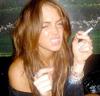 Miley Cyrus dejó muy atrás su rol como chica Disney y fue sorprendida fumando marihuana.