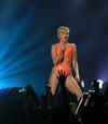 El espectáculo de Miley incluyó seis cambios de vestuario, un nutrido grupo de bailarines poco convencionales, globos, botargas en forma de glúteos, osos de peluche, cigarros gigantes, dedos gigantes de espuma, un arcoíris inflable y papeles multicolores.