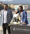 El actor malagueño Antonio Banderas posó con la robot Cleo antes de presentar su película.