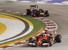La verdadera lucha estuvo entre Ricciardo, Vettel y Alonso, quienes fueron turnando posiciones hasta que fueron los de Red Bull quienes resultaron vencedores.