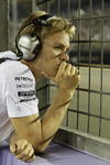 Rosberg no tuvo más remedio que abandonar, dejando la gran posibilidad de que su coequipero lo rebasara en el duelo de puntos por la cima.