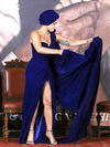 Gaga lució un vestido largo de terciopelo azul oscuro y luciendo un turbante, al estilo de las divas de Hollywood de los años cincuenta del pasado siglo.