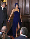 Gaga lució un vestido largo de terciopelo azul oscuro y luciendo un turbante, al estilo de las divas de Hollywood de los años cincuenta del pasado siglo.