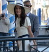 Ella llegó vestida con un elegante traje blanco, con sombrero de ala ancha y él de gris.