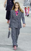 La modelo británica Cara Delevigne encabezó a las reconocidas maniquís que mostraron las prendas en el desfile.