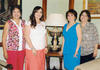 06102014 Beatriz Villarreal, presidenta entrante, y Alma Islas, presidenta saliente.
