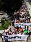 Con grandes mantas, carteles y banderas, los manifestantes, en su mayoría jóvenes, recorrieron las céntricas avenidas de Ciudad de México.