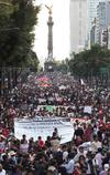 En la Ciudad de México, unas 10,000 personas encabezadas por familiares de los estudiantes desaparecidos marcharon desde el emblemático Ángel de la Independencia hasta el Zócalo capitalino, también para pedir justicia.