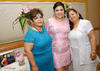 11102014 La futura contrayente en compañía de su mamá, la Sra. Conchis Calzada de Martínez, y su suegra, Sra. Soraya Licera de Andrade.