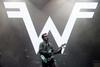 Tras una hora, la precipitación pluvial cesó e hizo que los presentes disfrutaran sin problemas las actuaciones de Weezer, una banda que deleitó al público con temas de toda su trayectoria en el escenario Doritos.