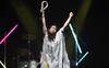 Tras una hora, la precipitación pluvial cesó e hizo que los presentes disfrutaran sin problemas las actuaciones de Weezer, una banda que deleitó al público con temas de toda su trayectoria en el escenario Doritos.