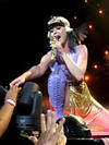 Katy llevó a los asistentes hasta Egipto con el siguiente segmento en el que lució como una moderna Cleopatra con el tema Dark Horse.