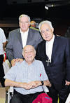 El P. Luis González Luna y Morfí­n S.J., acompañado de Héctor Acuña, rector de la Ibero Torreón, y el Señor Obispo José Guadalupe Galván, en el homenaje que recibiá hace unos días.