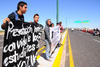 Los jóvenes se plantaron en el camellón central de la autopista Torreón- San Pedro.