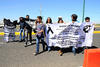 Los jóvenes se plantaron en el camellón central de la autopista Torreón- San Pedro.