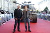El director David Ayer posó acompañado del actor Brad Pitt en la alfombra roja.
