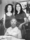 Elizabeth (f) y Bertha Castro con su mamá, la Sra. Marianita Ramos de Castro (f).